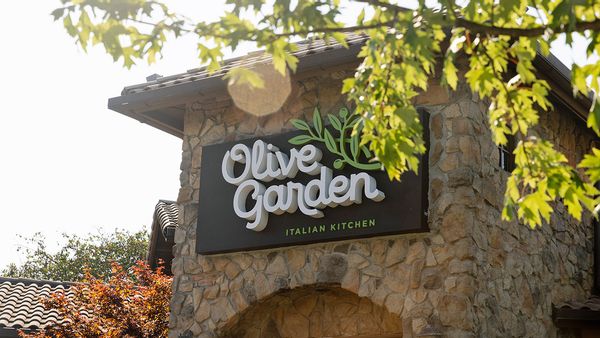 Olive Garden is not closing all restaurants and store locations, going bankrupt or going out of business for other reasons, despite ads seen on Facebook and Instagram.